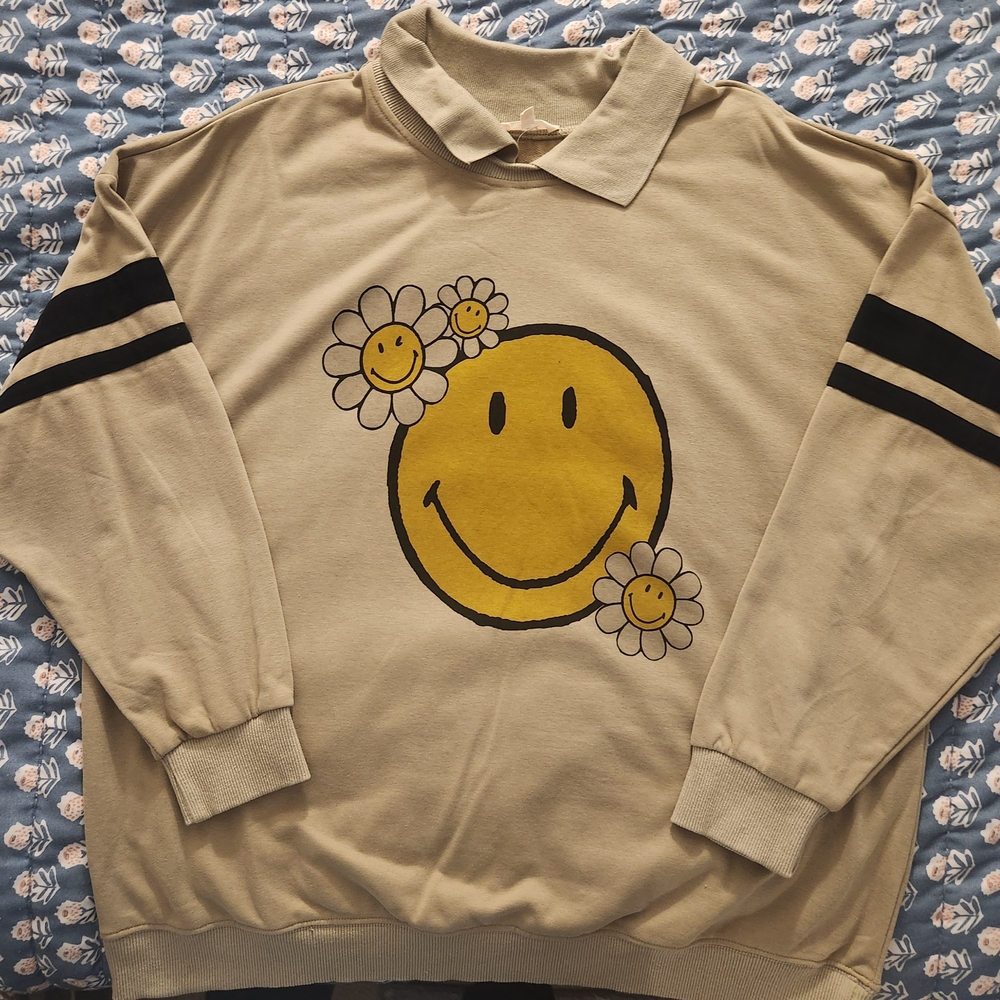 Easel smiley Face Beige Sweater Size Large
